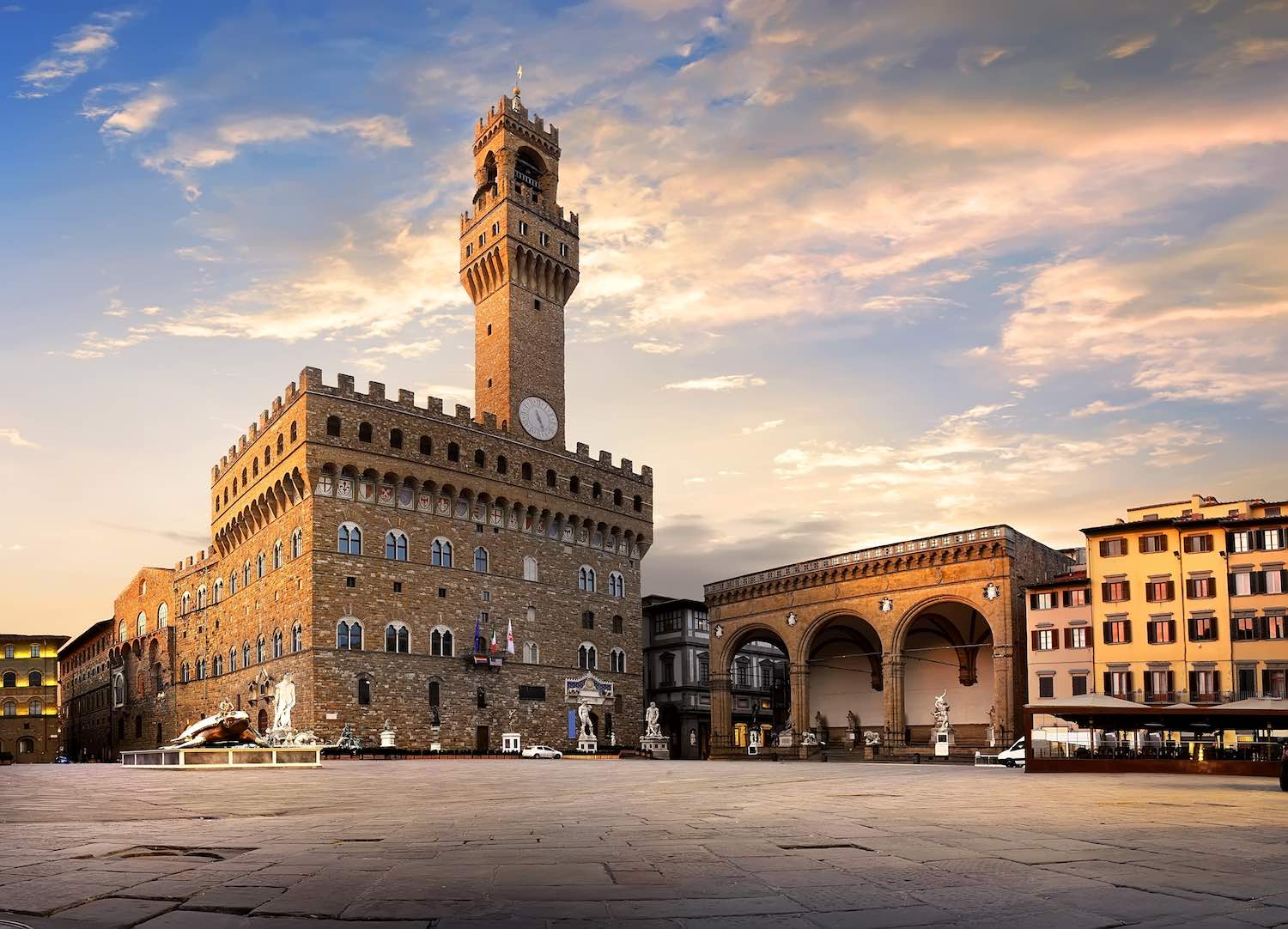 Piazza della Signoria è uno dei luoghi simbolo di Firenze. In assoluto una delle piazze più conosciute al mondo, che racchiude tesori inestimabili.