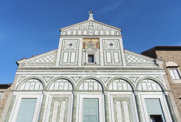 La Basilica di San Miniato al Monte è una delle tre chiese gemelle di Firenze, che dall'alto della collina splende di arte, storia e bellezza