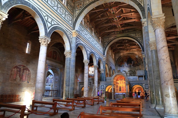 La Basilica di San Miniato al Monte è una delle tre chiese gemelle di Firenze, che dall'alto della collina splende di arte, storia e bellezza