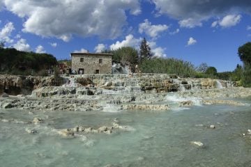 Saturnia è una meta ideale per un weekend in Toscana tra storia, benessere e enogastronomia nella bellissima Maremma toscana.