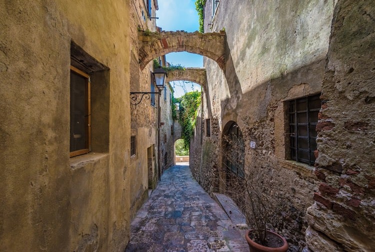 Capalbio è uno dei "Borghi più belli d'Italia" della Toscana. Si trova nella Bassa Maremma ed è un luogo da visitare sia d'estate che d'inverno