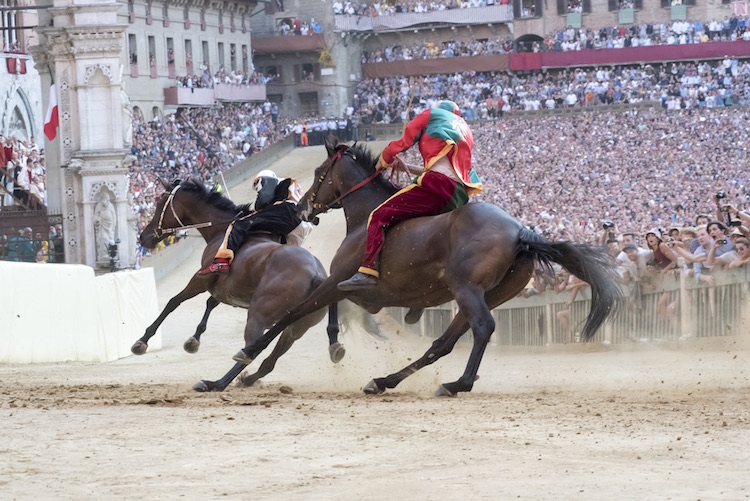 Il Palio di Siena è forse la corsa equestre più famosa del mondo, nonchè una delle tradizioni più vive e sentite dai toscani. Vi raccontiamo la vera storia delle contrade di Siena