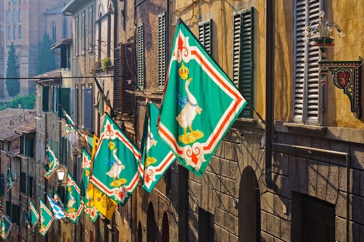 Il Palio di Siena è forse la corsa equestre più famosa del mondo, nonchè una delle tradizioni più vive e sentite dai toscani. Vi raccontiamo la vera storia delle contrade di Siena