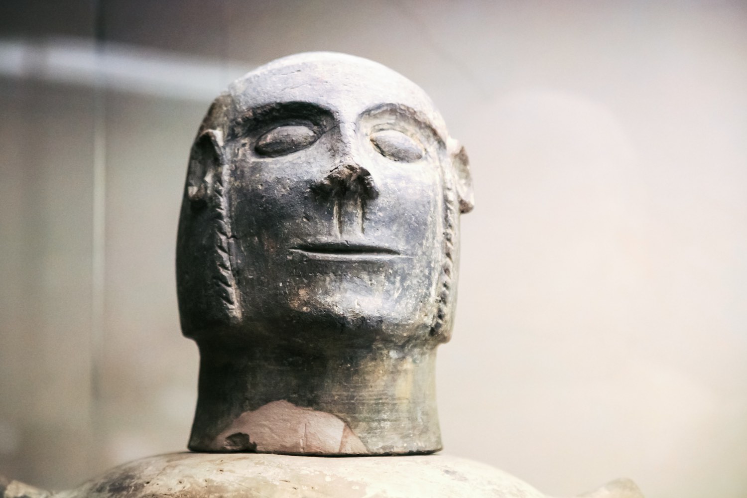 Una testa etrusca rinvenuta in uno dei tanti scavi archeologici della Toscana