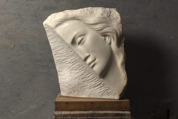 Renzo Maggi è uno scultore toscano cresciuto tra il blu del mare della Versilia e il bianco statuario delle Alpi Apuane.