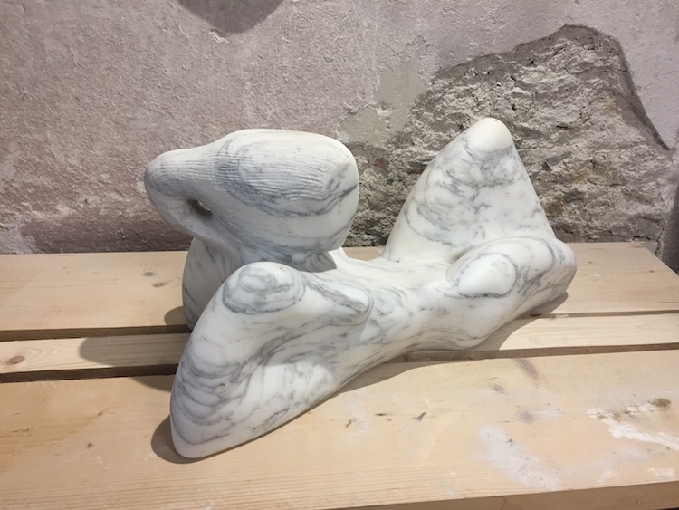 Renzo Maggi è uno scultore toscano cresciuto tra il blu del mare della Versilia e il bianco statuario delle Alpi Apuane.