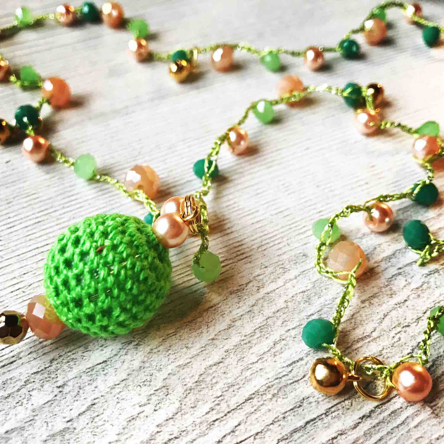 Il Chicchirillò di Valentina, accessori e gioielli handmade 100% made in Tuscany. Le collezioni di collane di perline e collane all'uncinetto de Il Chicchirillò sono pensate per donne che amano divertirsi.