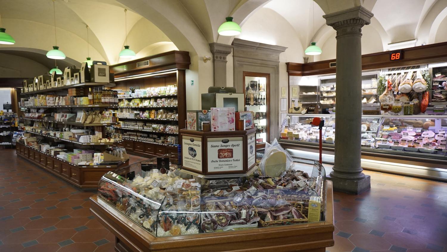La gastronomia Pegna è il più famoso Grocery Store a Firenze. Nata nel 1860 è oggi uno dei più importanti negozi di riferimento per prodotti alimentari e non di alta qualità a Firenze.