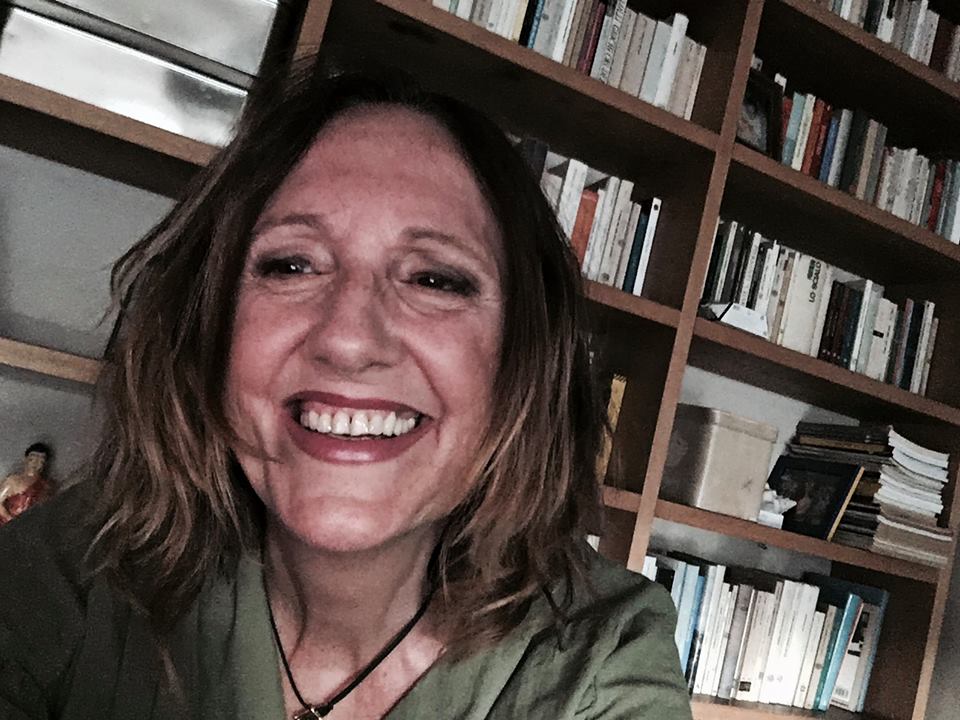 Alba Donati è la direttrice del Gabinetto scientifico-letterario G.P. Vieusseux di Firenze oltre a una delle poetesse italiane contemporanee più conosciute. L'abbiamo incontrata nella sua casa di Firenze, per un'intervista esclusiva, tra libri, poesia e scrittura.