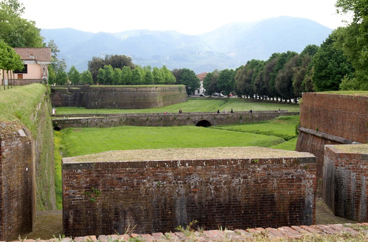 Le mura rinascimentali di Lucca rappresentano uno dei più begli esempi al mondo di cinta muraria.
