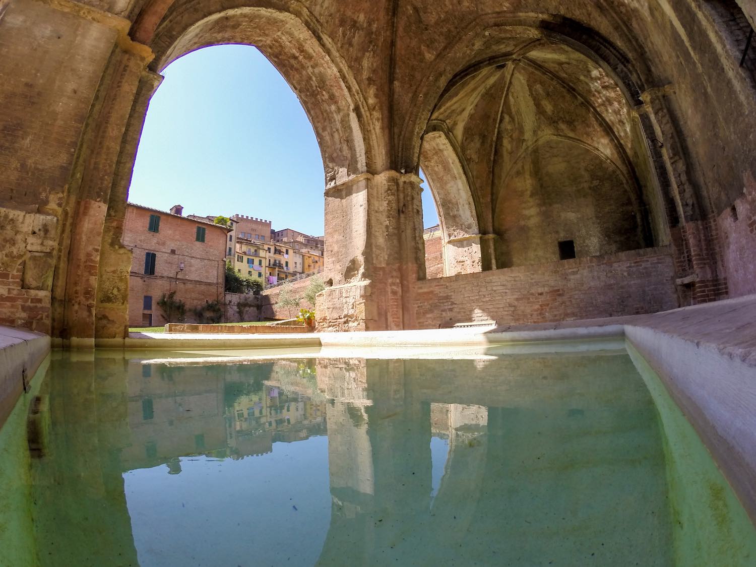 Alla scoperta di Siena sotterranea, un weekend nella città del Palio camminando per i bottini di Siena, la rete di approvvigionamento d'acqua delle fonti storiche della città.