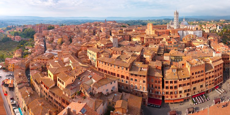 Un tour di Siena in 3 giorni per scoprire le bellezze artistiche della città toscana a forma di chiocciola. Da Piazza del Campo, all'Antico Spedale di Santa Maria della Scala, dalla Pinacoteca all'Orto dei Pecci, dal Battistero alla Cattedrale