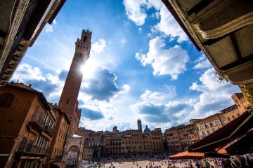 Un tour di Siena in 3 giorni per scoprire le bellezze artistiche della città toscana a forma di chiocciola. Da Piazza del Campo, all'Antico Spedale di Santa Maria della Scala, dalla Pinacoteca all'Orto dei Pecci, dal Battistero alla Cattedrale