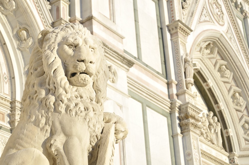 Il leone mediceo che protegge lo scudo con il giglio davanti alla basilica di Santa Croce a Firenze