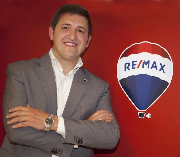 Se stai cercando un consulente immobiliare di fiducia in Toscana, Angelo Mirabelli è un ottimo agente immobiliare Re/Max - Real Estate Maximum per acquisto e vendita di proprietà immobiliari.