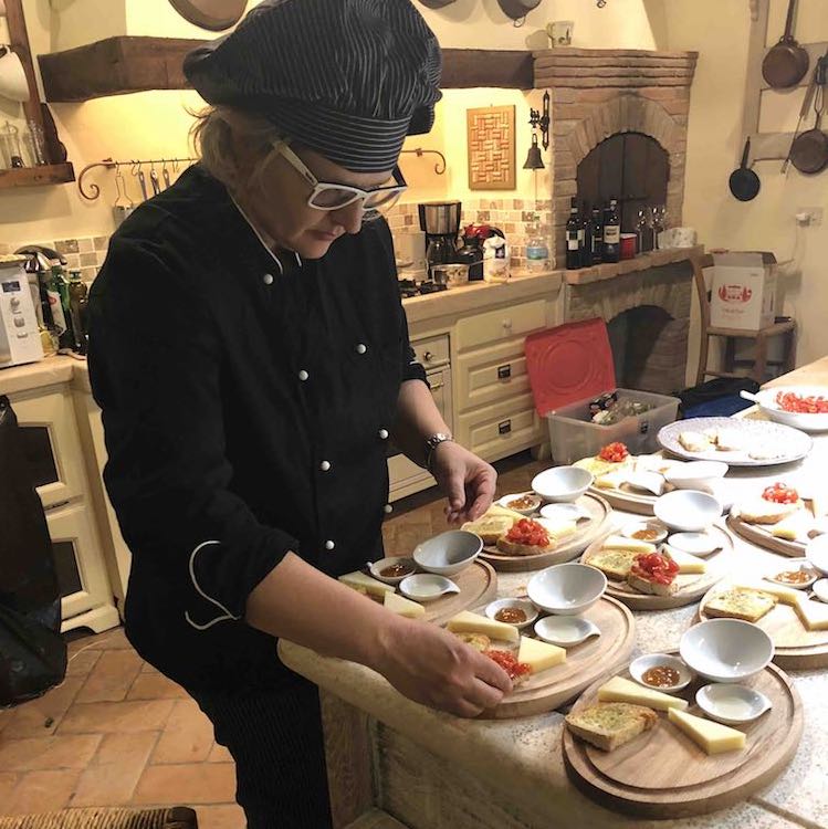 Cinzia Malgeri è una personal chef toscana che prepara deliziosi menù a domicilio (colazione, pranzo e cena) in Toscana, in Umbria e nel resto di Italia. La sua Agenzia si chiama infatti Tuscan Italian Cooking.