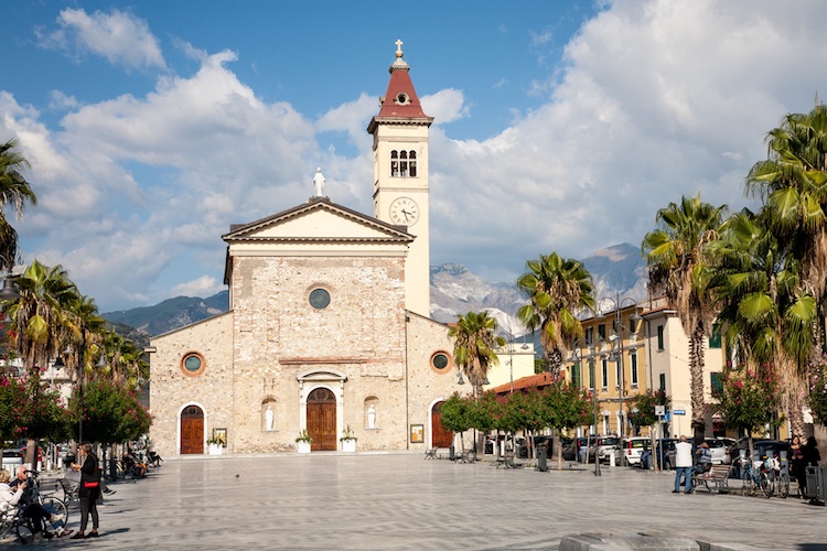 Marina di Carrara, luogo di villeggiatura e di tradizione culinarie si trova sul confine settentrionale della Toscana.
