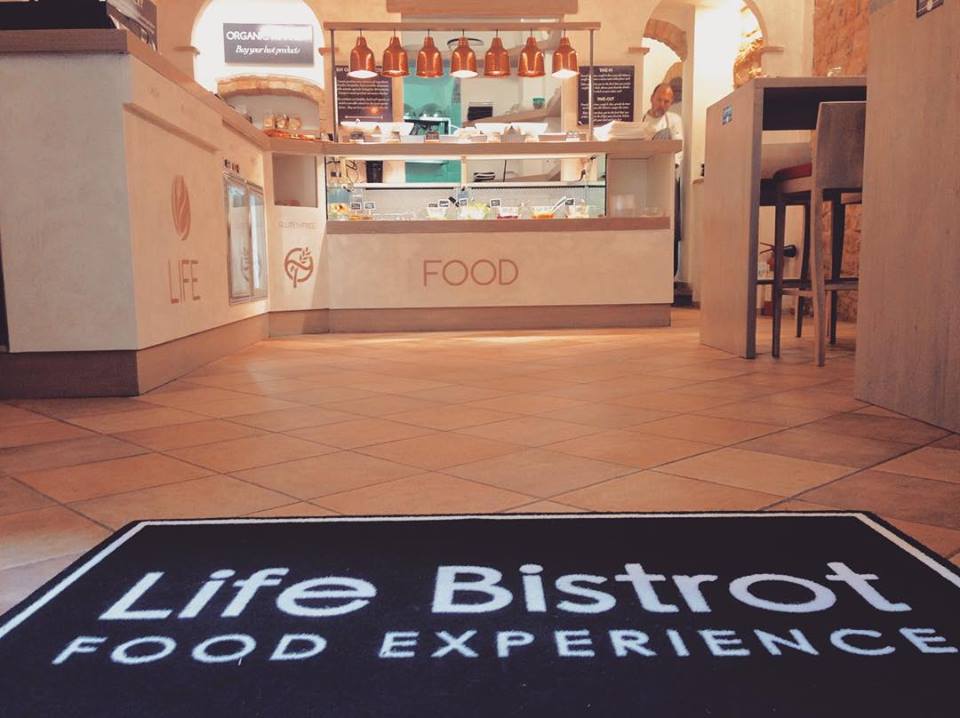 Life Bistrot è un particolarissimo ristorante vegano a Volterra 100% biologico e a km0, e il primo "Albergo Diffuso" d'Italia. Una cucina moderna e fusion tra antiche mure.