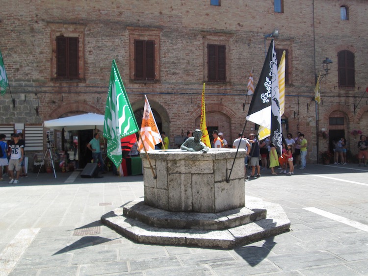 Il Palio di Casole d'Elsa 2018 si terrà nel borgo toscano della Val d'Elsa dal 6 all'8 luglio; partecipano anche i fantini del Palio di Siena