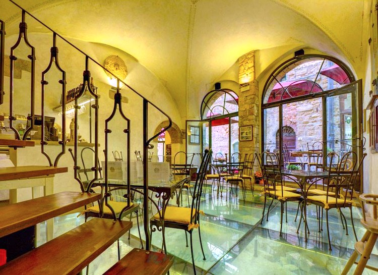 Life Bistrot è un particolarissimo ristorante vegano a Volterra 100% biologico e a km0, e il primo "Albergo Diffuso" d'Italia. Una cucina moderna e fusion tra antiche mure.