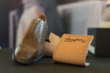 Zampiere produce scarpe artigianali d'eccellenza e rappresenta l'incontro virtuoso tra design spagnolo e alta qualità dei materiali italiani