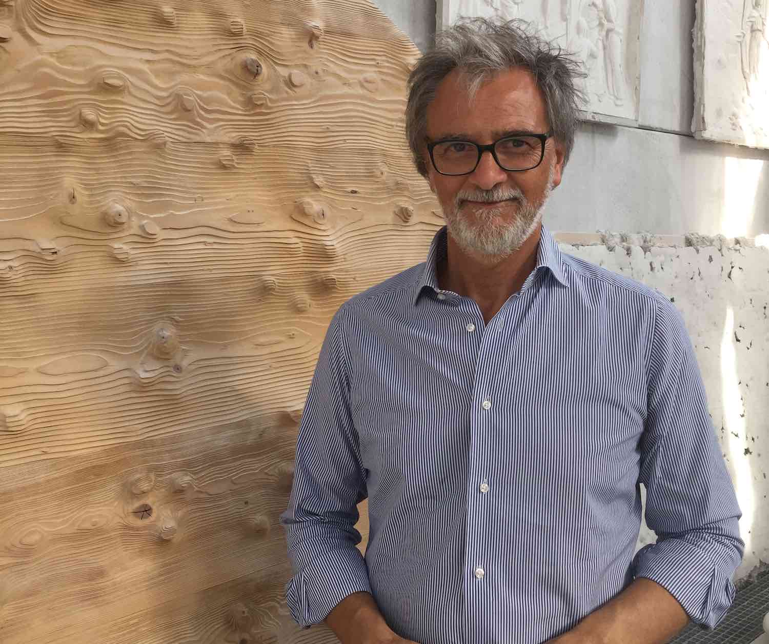 Luciano Massari è uno sculture toscano di fama internazionale, direttore dell'Accademia delle Belle Arti di Carrara e docente di Scultura.