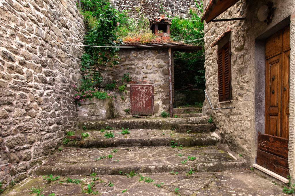 Raggiolo, nel comune di Ortignano Raggiolo (Arezzo) in Casentino, è uno dei 23 borghi più belli d'Italia che si trovano in Toscana