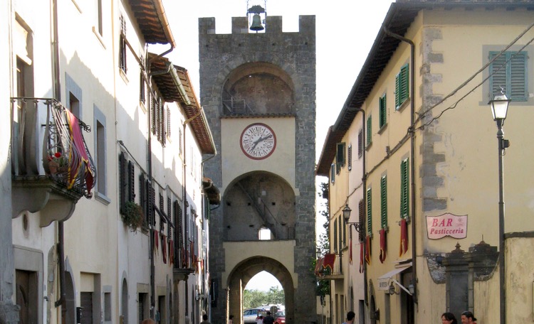 Castelfranco di Sopra, progettato da Arnolfo di Cambio tra le magiche Balze del Valdarno, è uno dei 23 borghi più belli d'Italia in Toscana