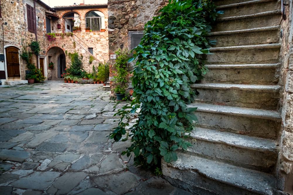 Montemerano è uno dei 23 Borghi più Belli d'Italia della Toscana. Questo borgo medievale si trova in Maremma, tra Saturnia e Manciano.