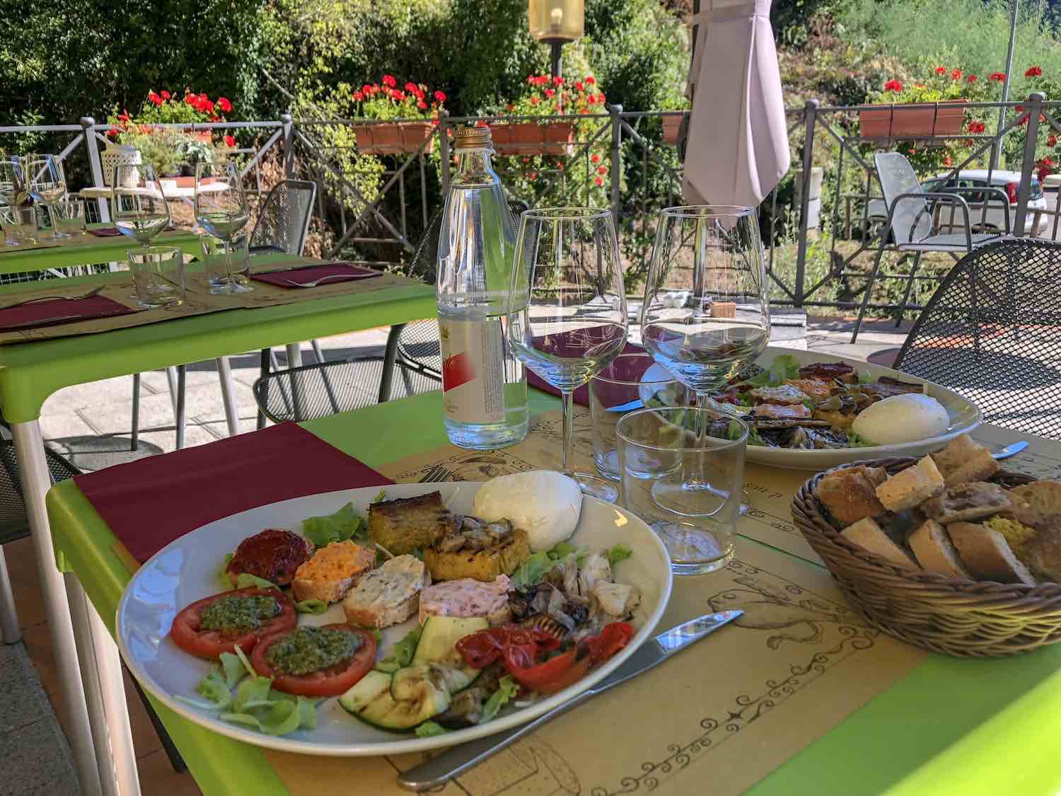 L' Osteria I Macelli si trova a Borgo a Mozzano (LU). Dal 2017 ha cambiato gestione e si dirige a grandi passi verso una cucina tipica, a chilometri zero e molto ricercata.
