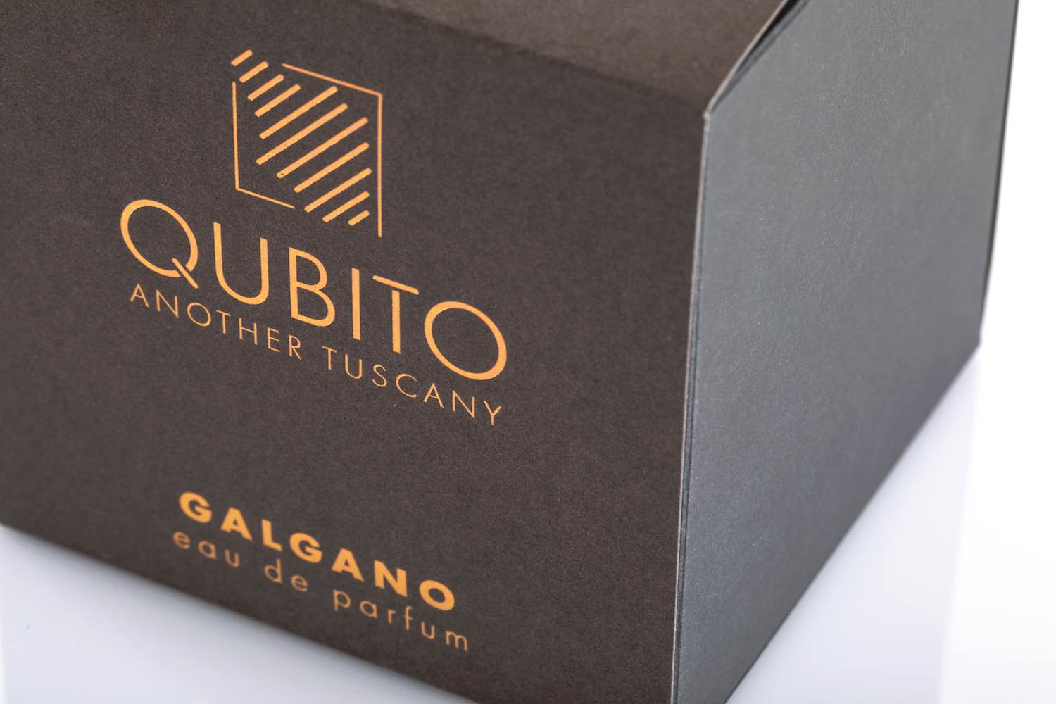 Qubito è un brand di profumi e fragranze per la casa che si ispirano alle essenze più intime della Toscana, una terra libera e selvaggia.