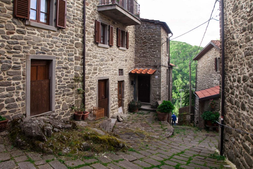 Raggiolo, nel comune di Ortignano Raggiolo (Arezzo) in Casentino, è uno dei 23 borghi più belli d'Italia che si trovano in Toscana