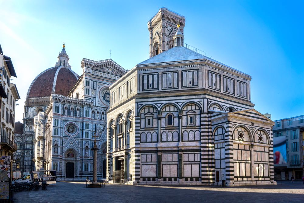 Battistero di Firenze visto da dietro e scorcio di Piazza Duomo