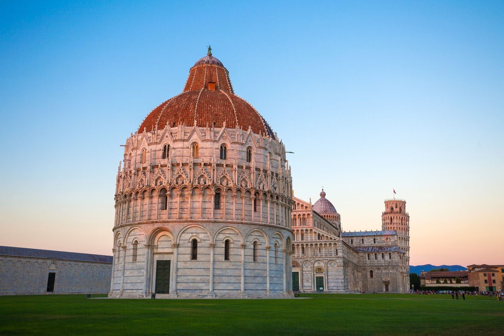 Piazza dei Miracoli e il Battistero di Pisa 