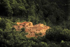 Borgo Giusto è un albergo diffuso in un borgo del Seicento tra Lucca e Firenze. Offre inoltre: ristorante, bottega, SPA & Wellness e 2 piscine