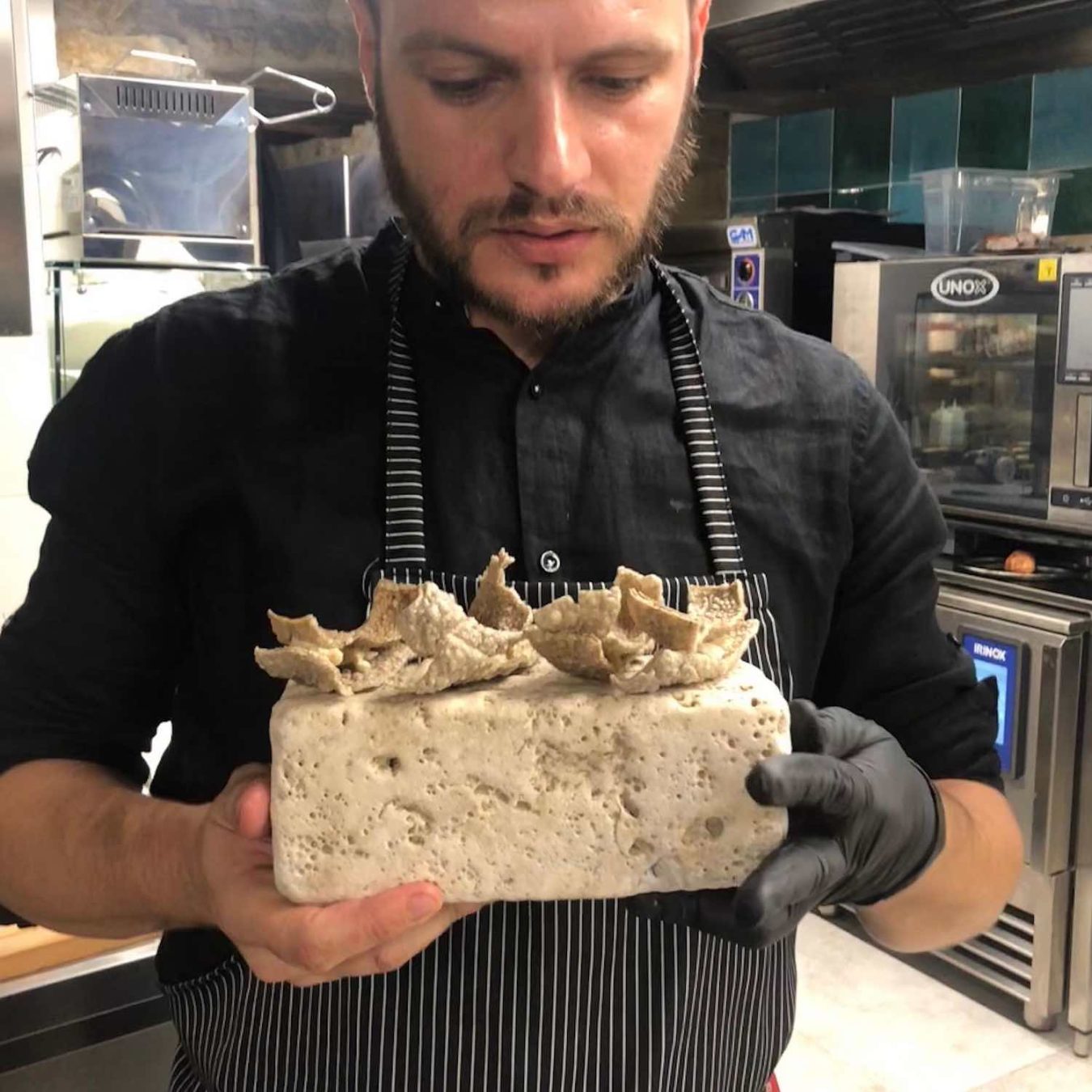 Edoardo Tilli è lo chef di Podere Belvedere, uno dei migliori ristoranti nei dintorni di Firenze, circondato dalle vigne del Chianti Rufina