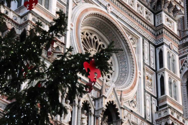 Particolare del Duomo di Firenze con primo piano di albero di Natale