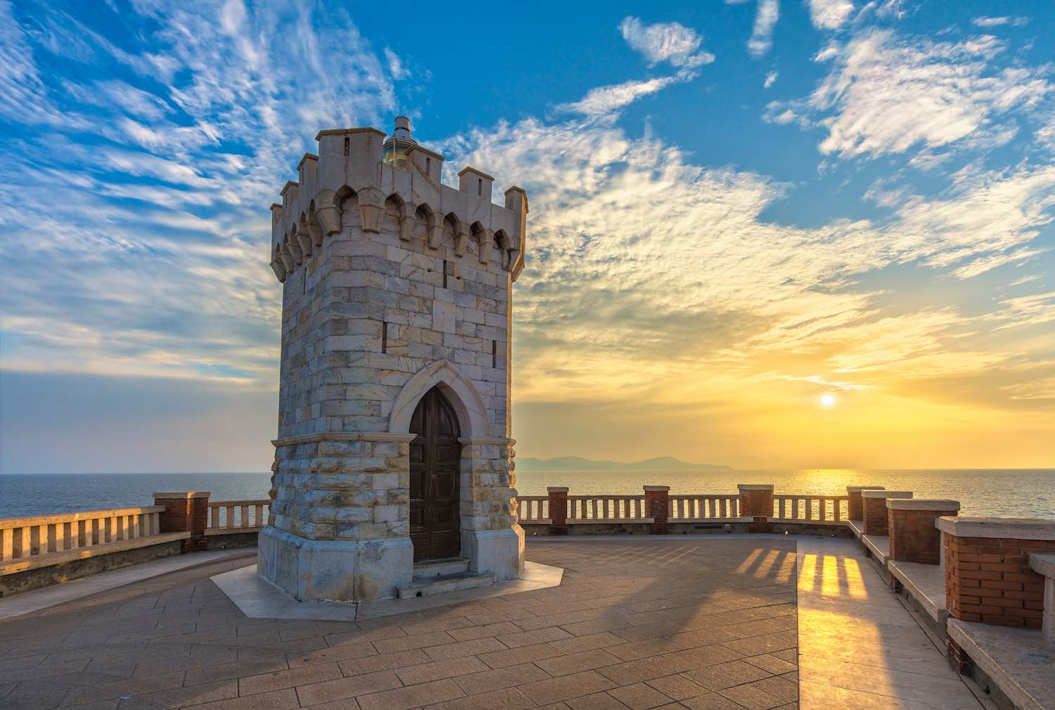 Piombino è una delle più antiche città toscane. Affacciata sull'omonimo canale, vanta una vista privilegiata sull'Arcipelago Toscano