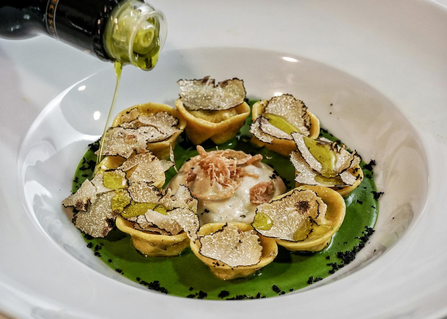 Andrea Perini, giovane chef fiorentino del ristorante Al 588, Resort Borgo I Vicelli, è stato eletto Ristoratore dell'Anno da Flos Olei 2019