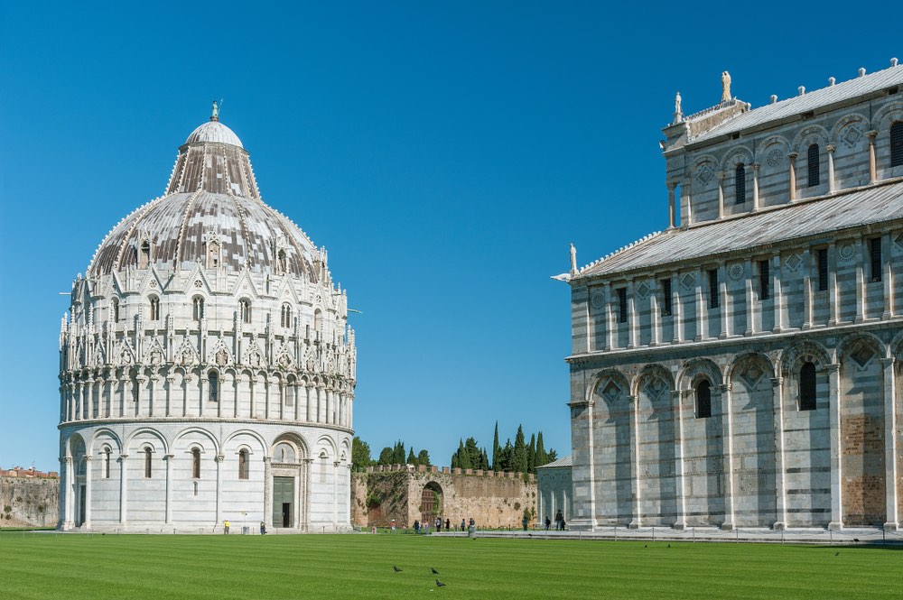 Il Battistero di Pisa si trova in Piazza dei Miracoli