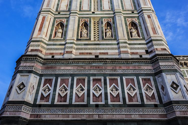 Storia, aneddoti e curiosità sul Campanile di Giotto, torre campanaria del Duomo di Firenze, che domina la città con i suoi 84,70 metri