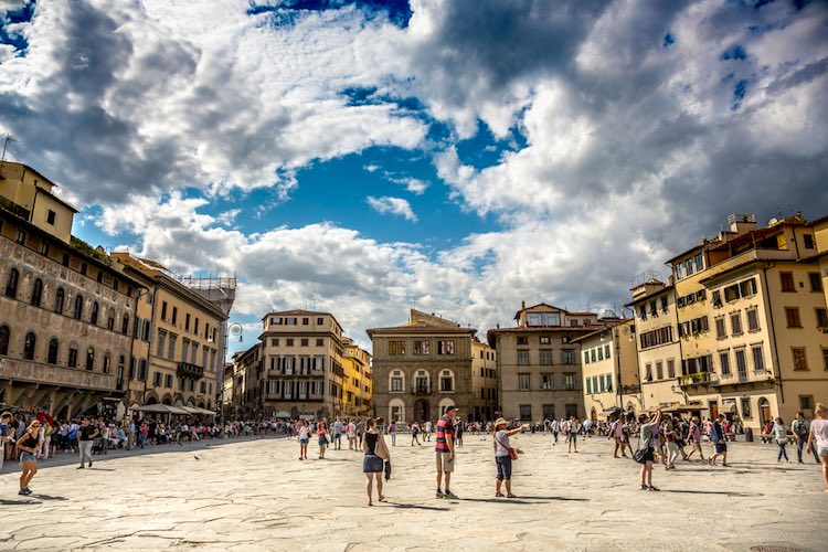 Piazza Santa Croce è una delle più importanti di Firenze. Qui sorgono: la Basilica di Santa Croce, la statua di Dante e molti palazzi storici