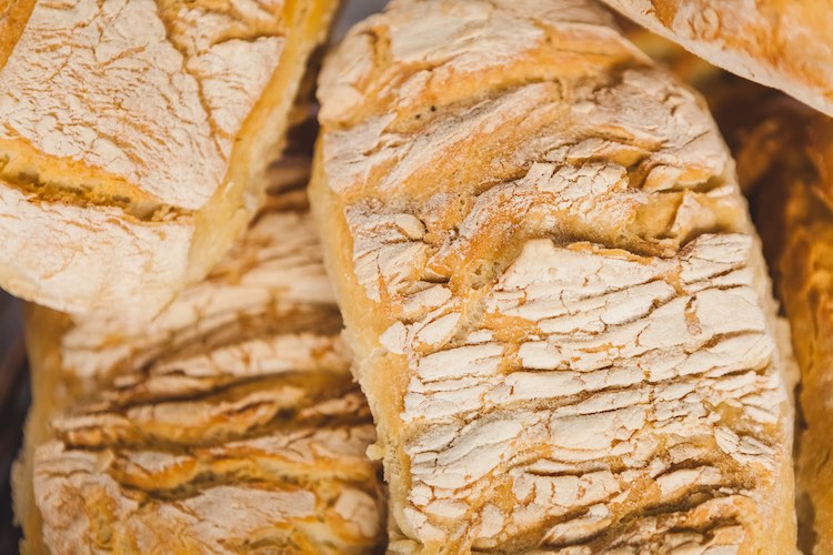 Perché in Toscana il pane è senza sale? 4 teorie provano a spiegare il mistero culinario, risalendo indietro nel tempo fino agli Etruschi