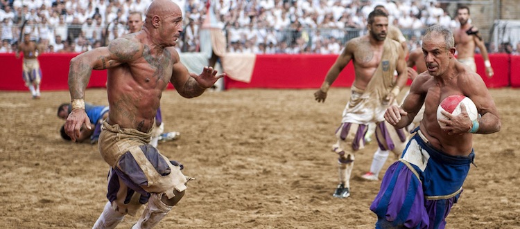 Il calcio storico fiorentino o calcio in costume, è un'antica tradizione toscana che si gioca a Firenze in Piazza Santa Croce da 500 anni