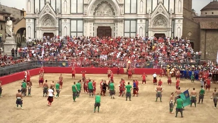 Il calcio storico fiorentino o calcio in costume, è un'antica tradizine toscana che si gioca a Firenze in Piazza Santa Croce da 500 anni