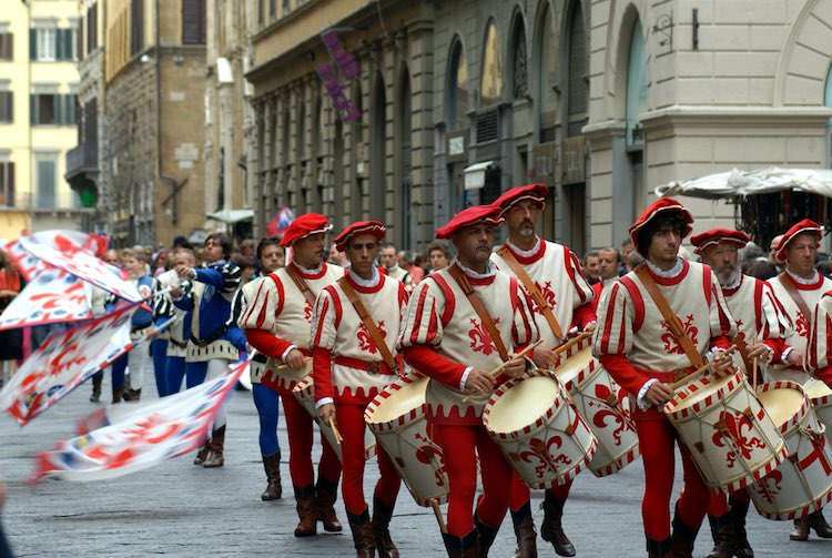 Il calcio storico fiorentino o calcio in costume, è un'antica tradizione toscana che si gioca a Firenze in Piazza Santa Croce da 500 anni