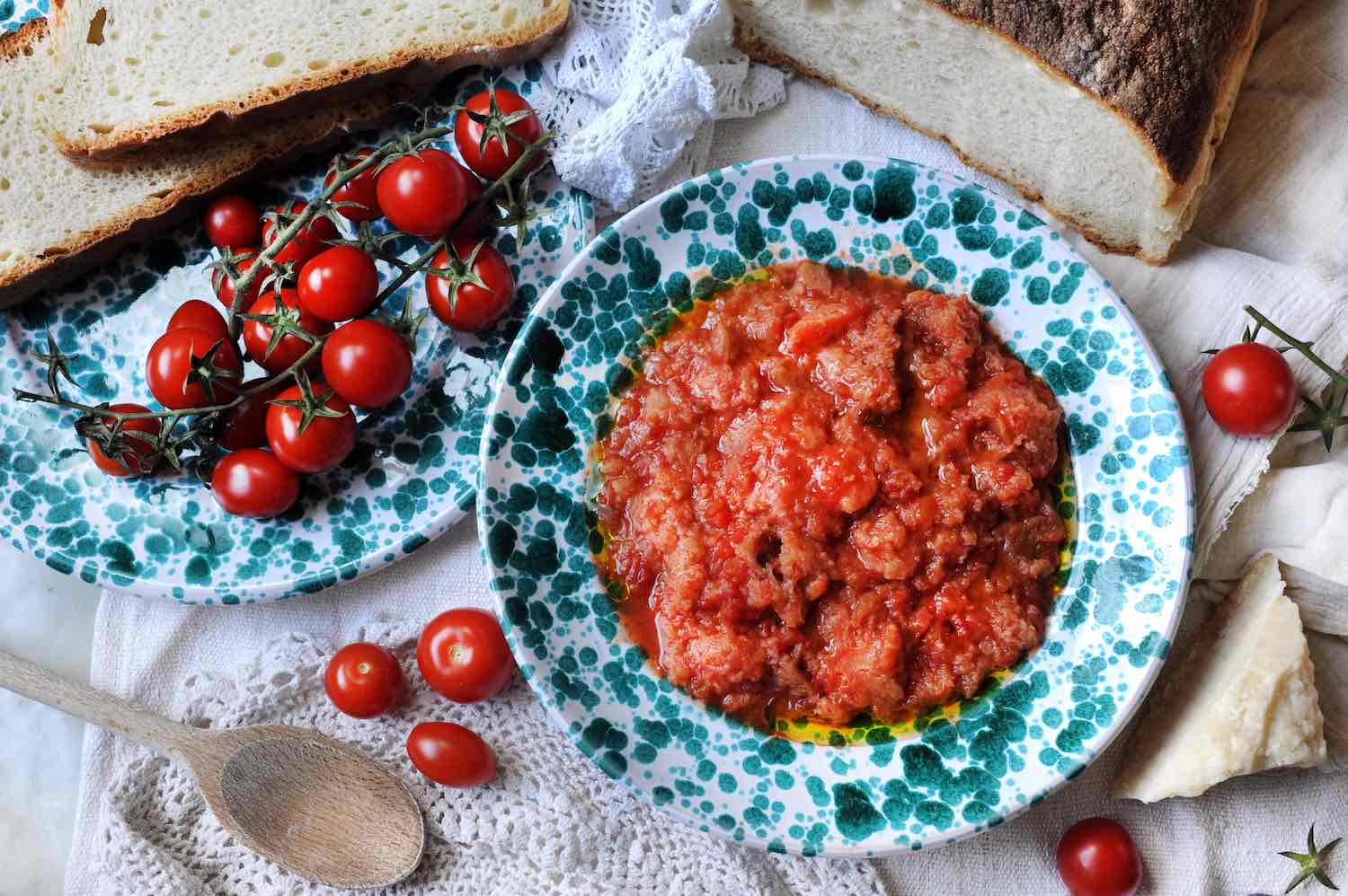 Piatto di pappa al pomodoro con pomodorini a fianco