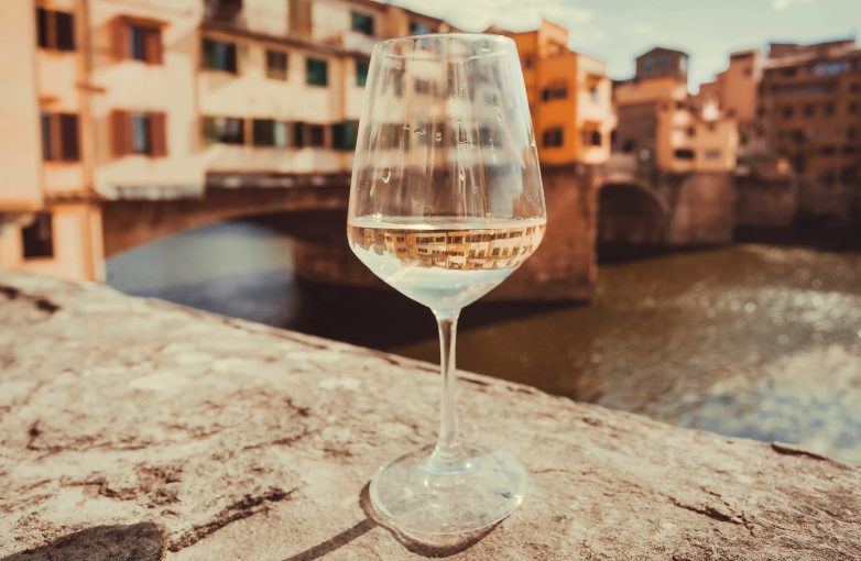 La storia d'amore tra Firenze e il vino inizia tantissimi anni fa, con l'arte dei vinattieri, l'invenzione dei fiaschi e le buchette del vino
