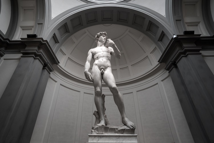 Il David di Michelangelo si trova dentro la Galleria dell'Accademia, nel quartiere storico di San Giovanni a Firenze.