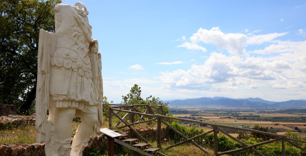 Statua romana nel sito archeologico di Roselle nella Maremma toscana vicino Grosseto